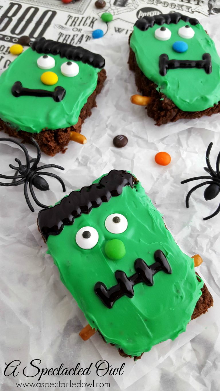 Frankenstein Halloween Brownies - Frankenstein Halloween Brownies are simple to make, kids LOVE decorating them & they're delicious. Perfect for a fun dessert or for your Halloween party!