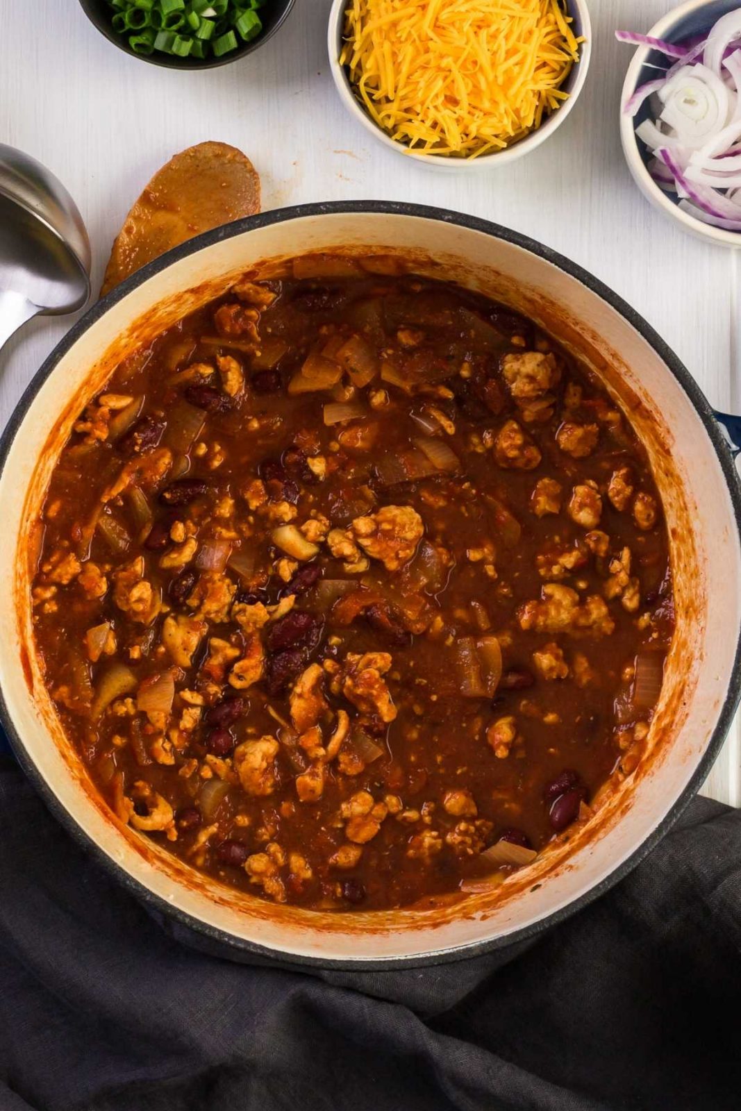If you’ve made a big batch of chili on the weekend and plan to serve it as leftovers during the week, you’ll need to store it in the appropriate container in the refrigerator. The last thing you want to do is toss out the food you spent time preparing. This article will help you get the most out of your chili, and any other leftovers you have too!