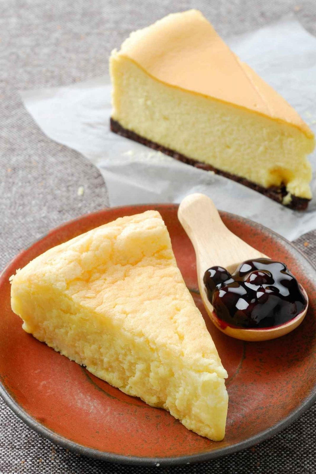 Have you ever considered making a cheesecake without sour cream? If you have, then you’ve come to the right place! Below you will get the opportunity to make a cheesecake that’s both rich and creamy. It’s easy to make with just a few simple tips. 