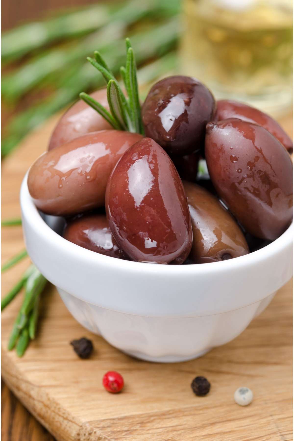 Olives are one of those foods that you either really love or really hate. With two of the most popular ones being kalamata and black olives - but what’s the difference?