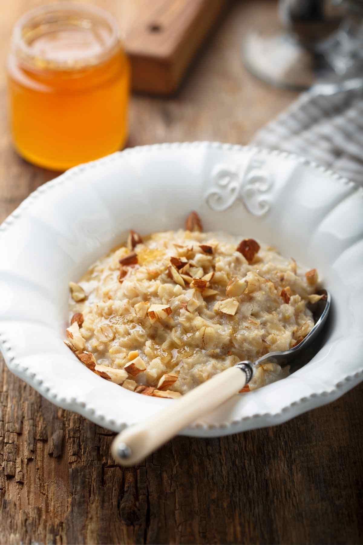 Porridge and oatmeal are both popular breakfast meals, but can you tell the difference between them? Which is healthier and which contains more dietary fiber? In this article, we compare the two to discover which morning dish reigns supreme.