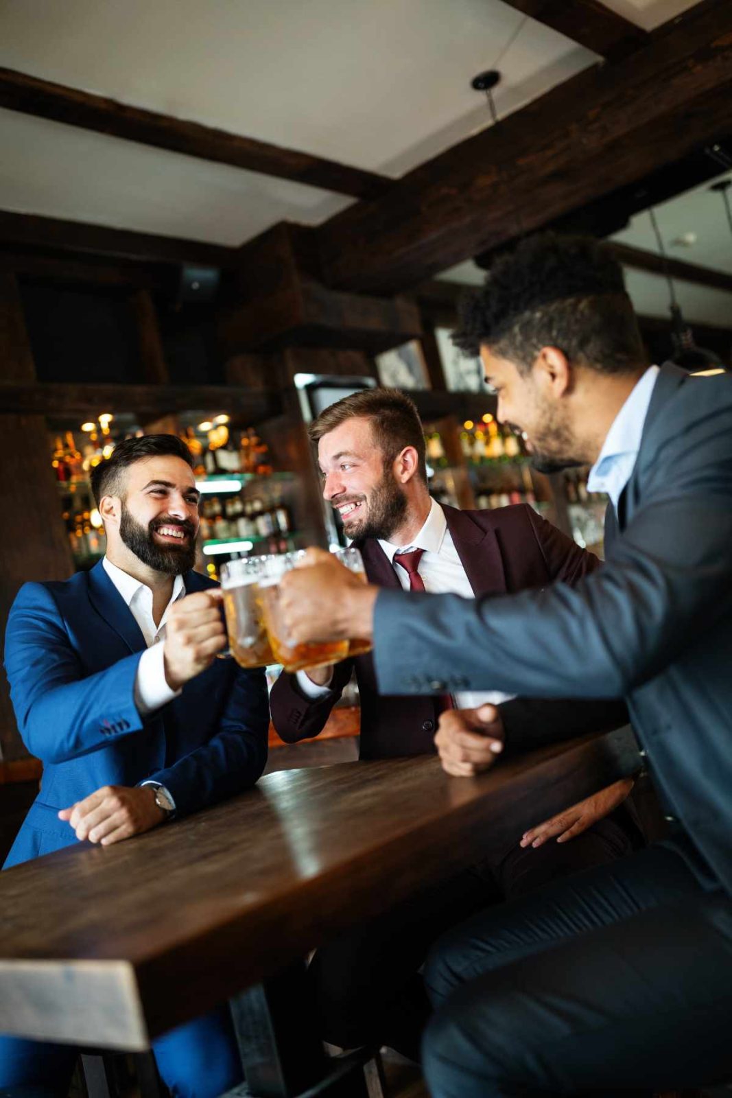 When it comes to enjoying a night out with friends or family, two popular places often come to mind: pubs and bars. These social venues offer a space for people to relax, socialize, and unwind. While the terms "pub" and "bar" are often used interchangeably, there are some key differences that set them apart.